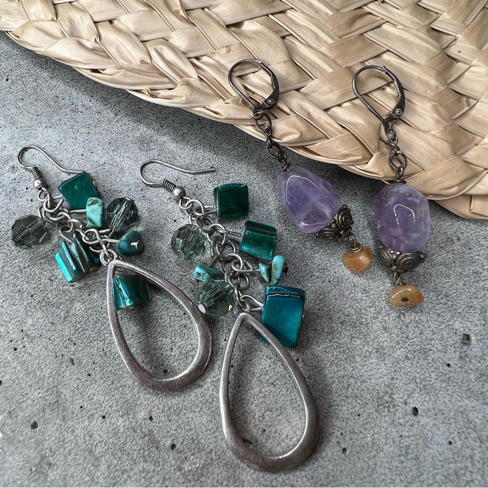 Set of 2 dangle earrings with natural amethyst stones and turquoise color shell